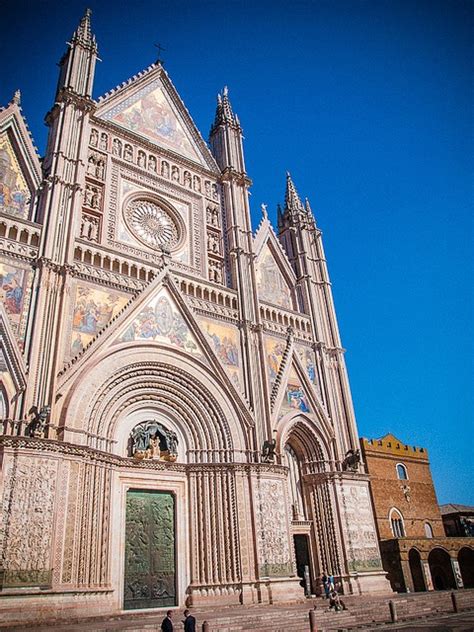 Orvieto Cathedral! An Architectural Marvel Steeped in History and Religious Significance!